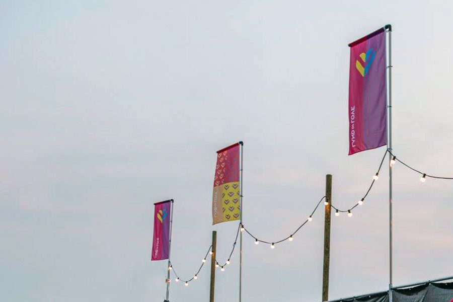 baniervlaggen opgesteld op het Land Of Love Festival in Torhout